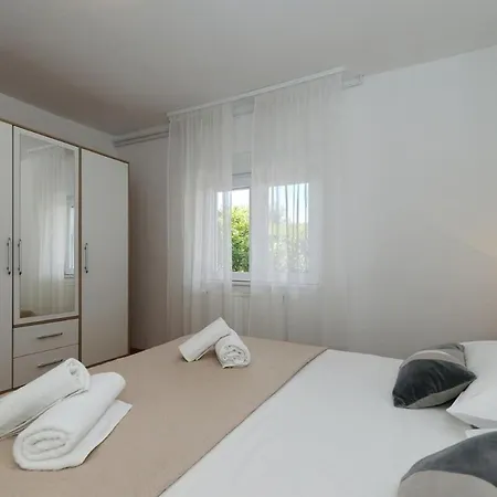 Flat With Private Pool Rastane Donje Rastane