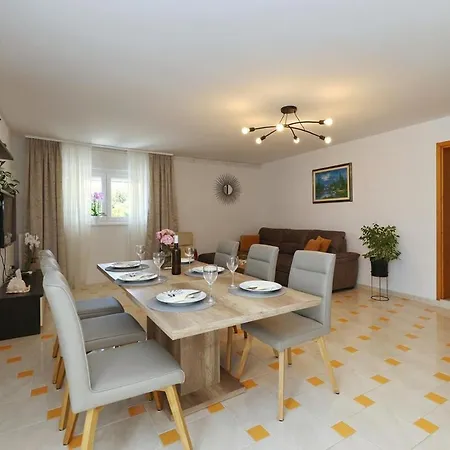 Flat With Private Pool Rastane Apartmán Donje Rastane