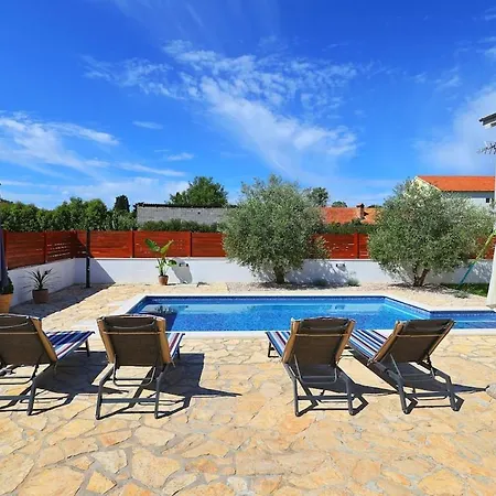 Flat With Private Pool Rastane Apartmán