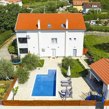 Flat With Private Pool Rastane