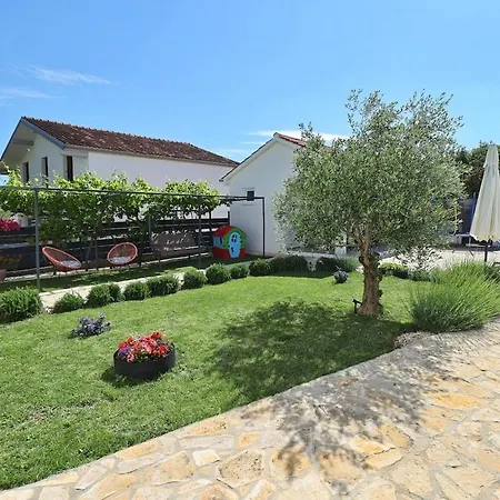 Flat With Private Pool Rastane