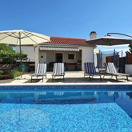 Flat With Private Pool Rastane