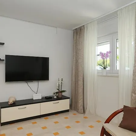 Flat With Private Pool Rastane