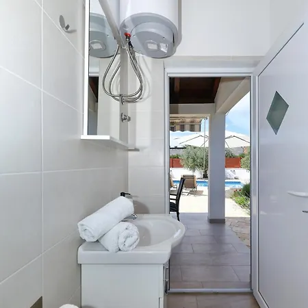 Flat With Private Pool Rastane *